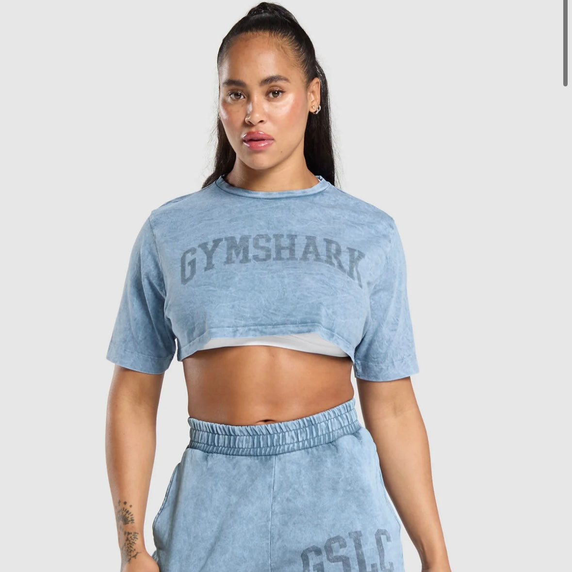GYMSHARK - COLLEGIATE SHADOW WASHED CROP TOP