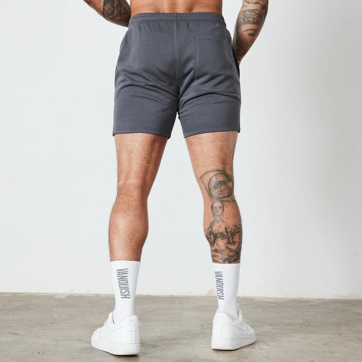 VANQUISH ESSENTIAL REGULAR FIT SHORTS