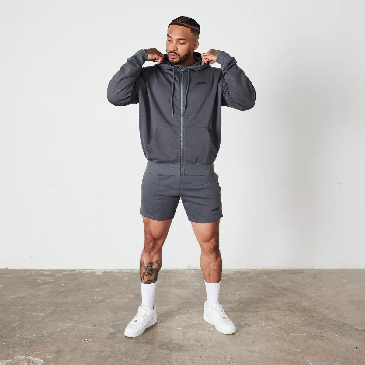 VANQUISH ESSENTIAL REGULAR FIT SHORTS