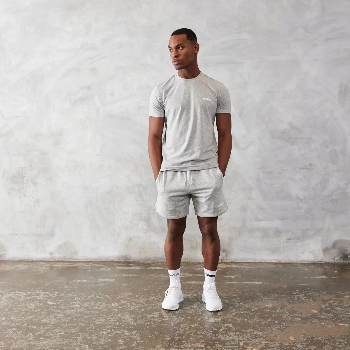 VANQUISH ESSENTIAL REGULAR FIT SHORTS
