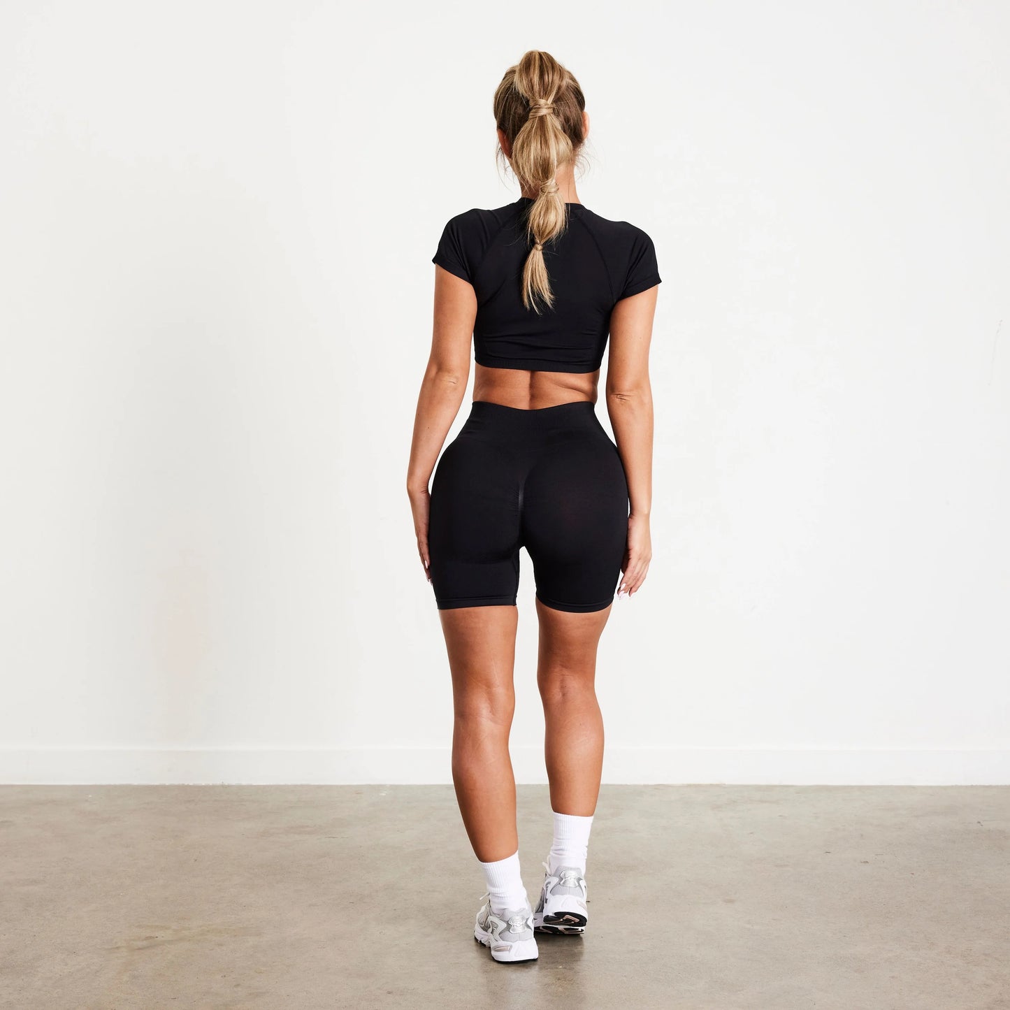 VANQUISH - ELEVATE SEAMLESS SCRUNCH SHORTS