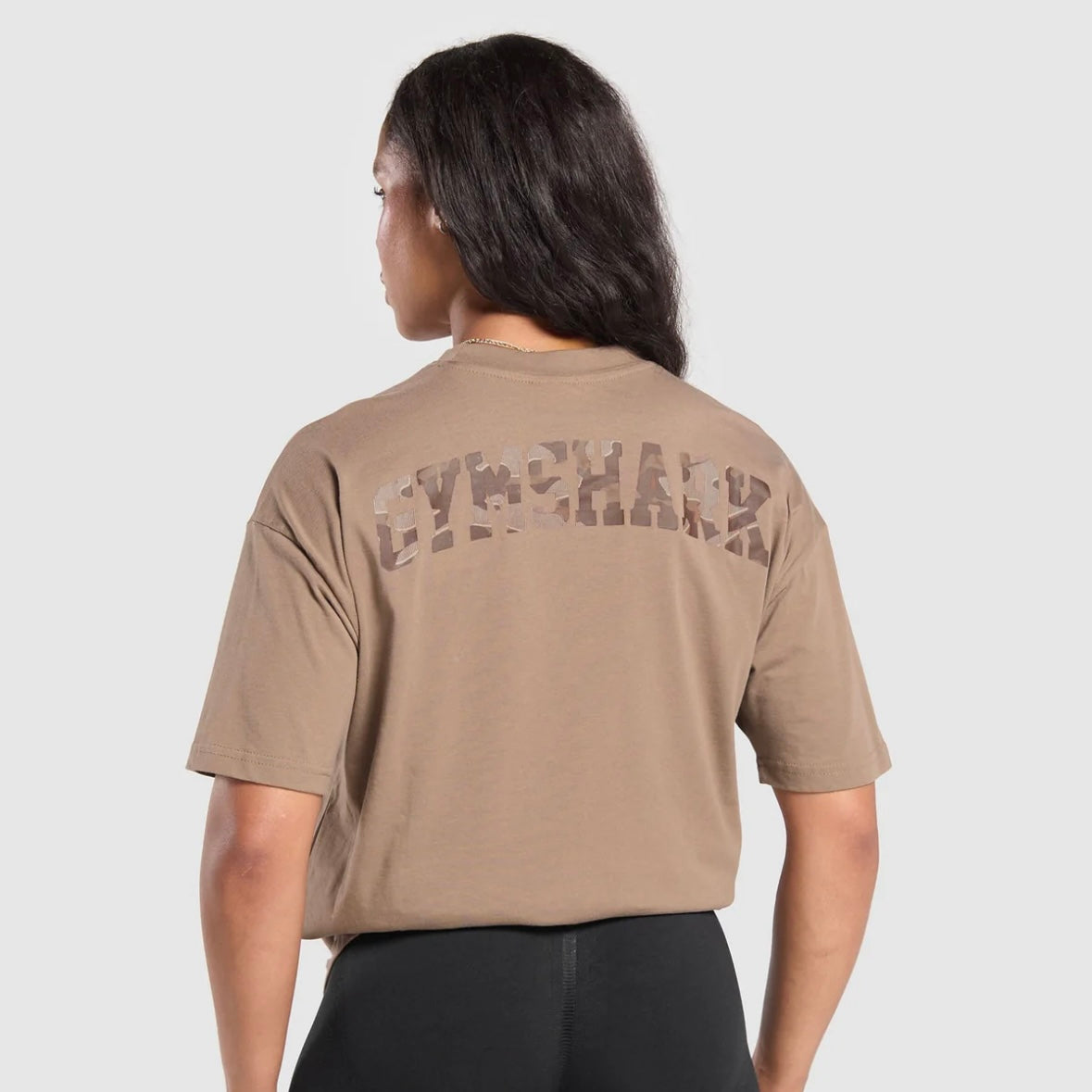GYMSHARK - ADAPT CAMO GRAPHIC OVERSIZED TOP